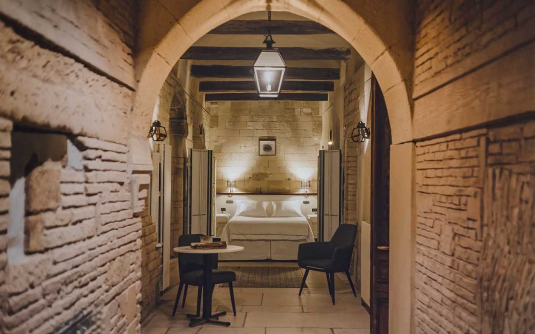 Découvrez Comment un Passage Secret du 16ème Siècle à Malte est Devenu un Élégant Micro Appartement Durable!